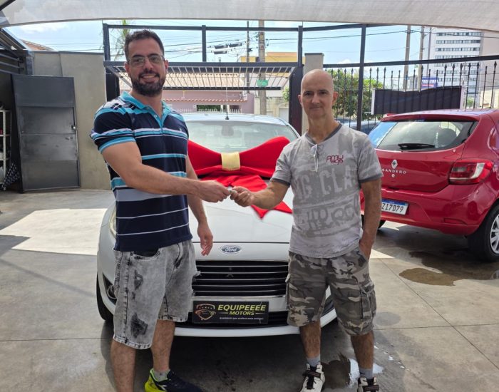 pessoas recebendo carros equipeee motors (4)