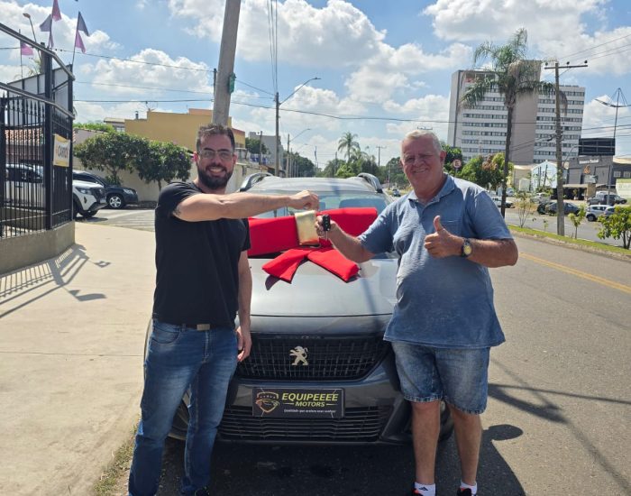 pessoas recebendo carros equipeee motors (8)