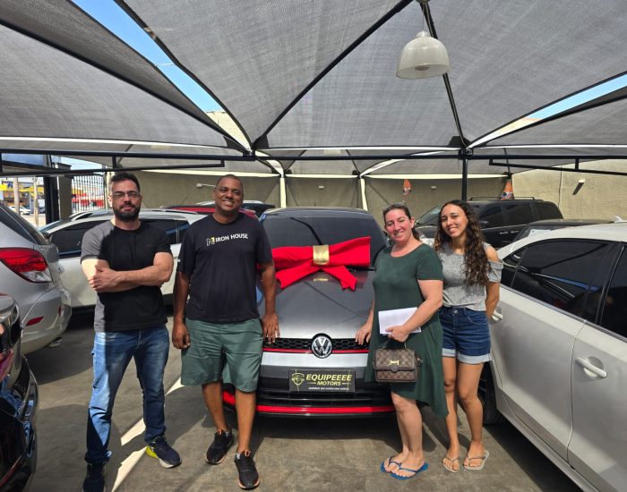pessoas recebendo carros equipeee motors (9)