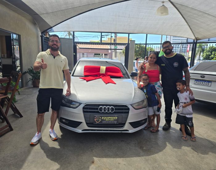 pessoas recebendo carros equipeee motors